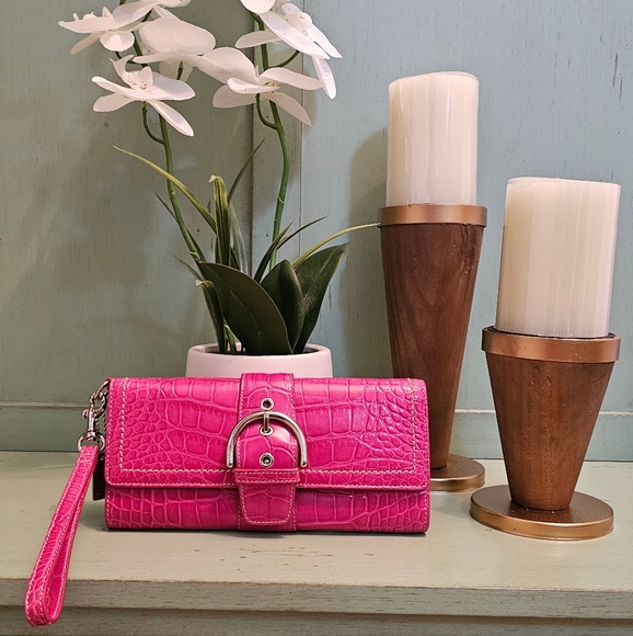 Coach Handbags - Vintage Coach Soho Genuine American Alligator Bag Clutch Wristlet 8940 (Pink)